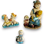 CONJUNTO DE ESCULTURAS EXECUTADAS EM RESINA, COM DELICADA MODELAGEM DAS EXPRESSÕES FACIAIS, VESTES E ELEMENTOS DECORATIVOS COMPOSTO POR TRÊS PEÇAS, SENDO: GRUPO ESCULTÓRIO, REPRESENTANDO COM FIGURA FEMININA SENTADA PORTANDO URSO DE PELÚCIA E BONECA AO CHÃO, MEDINDO 13 X 11 X 9 CM; GRUPO ESCULTÓRIO, REPRESENTANDO DUAS CRIANÇAS SOBRE ALMOFADA, MEDINDO 6 X 9 X 4 CM E UMA, REPRESENTANDO FREI MUSCISTA EM POSIÇÃO CONTEMPLATIVA, MEDINDO 5 CM. APRESENTAM MARCAS DO TEMPO, USO, DESGASTES NA PATINAÇÃO E/OU PEQUENAS IMPERFEIÇÕES COMPATÍVEIS COM SUA UTILIZAÇÃO E ESTADO DE CONSERVAÇÃO, CONFORME FOTOS EXTRAS.