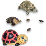 CONJUNTO DE ESCULTURAS EXECUTADAS EM MATERIAIS, TÉCNICAS, MARCAS, MODELOS, MEDIDAS, FORMATOS, TAMANHOS, UTILIDADES E PROCEDÊNCIAS DIVERSOS, COM RICA MODELAGEM  COMPOSTO POR SEIS ESCULTURAS SENDO: TRÊS EM PEDRA-SABÃO, REPRESENTANDO TARTARUGA, MEDINDO 3 X 2 CM CADA; UMA EM PEDRA-SABÃO, REPRESENTANDO TARTARUGA, MEDINDO 3 X 9 X 6 CM; UMA EM GESSO, REPRESENTANDO TARTARUGA, MEDINDO 6,5 X 13 X 8 CM E UMA EM GESSO, REPRESENTANDO JOANINHA, MEDINDO 9 X 19 X 13 CM. APRESENTAM MARCAS DO TEMPO, USO, DESGASTES NA PATINAÇÃO E/OU PEQUENAS IMPERFEIÇÕES COMPATÍVEIS COM SUA UTILIZAÇÃO E ESTADO DE CONSERVAÇÃO, CONFORME FOTOS EXTRAS.