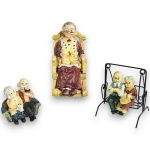 CONJUNTO DE ESCULTURAS EXECUTADAS EM MATERIAIS, TÉCNICAS, MARCAS, MODELOS, MEDIDAS, FORMATOS, TAMANHOS, UTILIDADES E PROCEDÊNCIAS DIVERSOS, REPRESENTANDO FIGURAS DE IDOSOS EM CENAS DOMÉSTICAS E AFETIVAS COM DELICADA MODELAGEM DAS EXPRESSÕES FACIAIS, VESTES E ELEMENTOS DECORATIVOS COMPOSTO POR TRÊS PEÇAS, SENDO: UMA COM CASAL SENTADO EM SOFÁ, MEDINDO 6,5 X 7 X 5 CM; UMA COM FIGURA FEMININA SENTADA EM POLTRONA PORTANDO FELINO, MEDINDO 14 X 12 X 6,5 CM E UMA CASAL SENTADO EM BALANÇO EM ARAME, MEDINDO 9 X 8 X 7 CM. APRESENTAM MARCAS DO TEMPO, USO, DESGASTES NA PATINAÇÃO E/OU PEQUENAS IMPERFEIÇÕES COMPATÍVEIS COM SUA UTILIZAÇÃO E ESTADO DE CONSERVAÇÃO, CONFORME FOTOS EXTRAS.