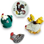 CONJUNTO DECORATIVO EXECUTADO EM MATERIAIS, TÉCNICAS, MARCAS, MODELOS, MEDIDAS, FORMATOS, TAMANHOS, UTILIDADES E PROCEDÊNCIAS DIVERSOS, COM RICA MODELAGEM COMPOSTO POR DEZ PEÇAS, SENDO: PORTA PALITOS PARA PETISCOS EM FORMATO DE GALINHA, MEDINDO 5,5 X 9 X 6 CM COM SEIS GARFINHOS ENCIMADOS POR ESCULTURAS, MEDINDO 10 CM CADA; PLACA DECORATIVA EM CERÂMICA COM REPRESENTAÇÃO DE GALO DE BARCELOS E INSCRIÇÃO PORTUGAL, MEDINDO  12 X 12 X 3,5 CM; PORTA-CANETAS EM BARRO COZIDO, REPRESENTANDO GALINHA D’ANGOLA, MEDINDO 7,5 X 8 CM E PORTA CAIXA DE FÓSFORO EM BARRO COZIDO ESMALTADO, REPRESENTANDO GALINHA, MEDINDO 10 X 8,5 X 7,5 CM. APRESENTAM MARCAS DO TEMPO, USO, DESGASTES NA PATINAÇÃO, CRAQUELÊ, PEQUENAS PERDAS E/OU IMPERFEIÇÕES COMPATÍVEIS COM SUA UTILIZAÇÃO E ESTADO DE CONSERVAÇÃO, CONFORME FOTOS EXTRAS.