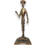 ESCULTURA EXECUTADA EXECUTADO EM METAL, POSSIVELMENTE BRONZE, REPRESENTANDO DOM QUIXOTE DE LA MANCHA, APOIADA SOBRE BASE INTEGRADA, MEDINDO 27 CM. APRESENTA MARCAS DO TEMPO, USO, DESGASTES E/OU PEQUENAS IMPERFEIÇÕES COMPATÍVEIS COM SUA UTILIZAÇÃO E ESTADO DE CONSERVAÇÃO, CONFORME FOTOS EXTRAS. BREVE BIOGRAFIA: PERSONAGEM DO LIVRO ESCRITO POR MIGUEL DE CERVANTES (1547-1616) EL INGENIOSO HIDALGO DON QUIXOTE DE LA MANCHA, QUE NARRA AS AVENTURAS E DESVENTURAS DE DOM QUIXOTE, UM HOMEM DE MEIA IDADE QUE RESOLVEU SE TORNAR CAVALEIRO ANDANTE DEPOIS DE LER MUITOS ROMANCES DE CAVALARIA. PROVIDENCIANDO CAVALO E ARMADURA, RESOLVE LUTAR PARA PROVAR SEU AMOR POR DULCINEIA DE TOBOSO, UMA MULHER IMAGINÁRIA.