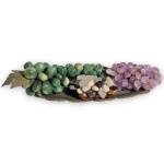 CONJUNTO DE ESCULTURAS EXECUTADAS EM PEDRAS POLIDAS COM FOLHAGENS EM METAL, REPRESENTANDO CACHO DE UVAS, COMPOSTO POR TRÊS PEÇAS, SENDO: UMA, MEDINDO 10 CM, UMA, MEDINDO 18 CM E UMA, MEDINDO 8 CM, ACOMPANHADAS DE BANDEJA EM METAL PRATEADO, MEDINDO 23 X 9 CM. APRESENTA FALTA DE FOLHA EM METAL EM UMA DELAS, MARCAS DO TEMPO, USO, DESGASTES, PEQUENAS PERDAS, OXIDAÇÕES E/OU IMPERFEIÇÕES COMPATÍVEIS COM SUA UTILIZAÇÃO E ESTADO DE CONSERVAÇÃO, CONFORME FOTOS EXTRAS.  