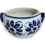 MONTE SIÃO - CACHEPOT EXECUTADO EM CERÂMICA ESMALTADA E VITRIFICADA, PINTADO Á MÃO, RICAMENTE DECORADA COM MOTIVOS VEGETALISTAS NA TÉCNICA DITA BLUE AND WHITE, APRESENTANDO PADRONAGEM GEOMÉTRICA E ORNAMENTAÇÃO EM RELEVOS VERTICAIS NO CORPO, DUAS ALÇAS LATERAIS INTEGRADAS, MEDINDO 7 X 14 X 11 CM. APRESENTA MARCAS DO TEMPO, USO, DESGASTES NO ESMALTE, PEQUENAS MANCHAS E/OU IMPERFEIÇÕES COMPATÍVEIS COM SUA UTILIZAÇÃO E ESTADO DE CONSERVAÇÃO, CONFORME FOTOS EXTRAS. BREVE BIOGRAFIA: FOI FUNDADA EM 1959. APESAR DE TANTOS ANOS DE EXISTÊNCIA, A PORCELANA MONTE SIÃO NÃO SE RENDEU ATÉ HOJE À TECNOLOGIA E PRODUZ PORCELANA DA MAIS ALTA QUALIDADE DE FORMA ARTESANAL. O SEGREDO DA LEGÍTIMA PORCELANA ESTÁ NA QUALIDADE DE SUA MATÉRIA PRIMA, E NA QUEIMA A 1300ºC, QUE GARANTE RESISTÊNCIA, RIGIDEZ E DURABILIDADE PARA AS PEÇAS. O DIFERENCIAL DAS NOSSAS PORCELANAS É JUSTAMENTE A VALORIZAÇÃO DO ARTESANAL, DO EXCLUSIVO, ONDE CADA PEÇA É TRATADA COMO ÚNICA, O QUE NOS GARANTE UMA CLIENTELA DE BOM GOSTO QUE SABE VALORIZAR A ARTE DE FAZER PORCELANA.