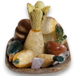 CONJUNTO DE OBJETOS DECORATIVOS, REPRESENTANDO FRUTEIRA, EXECUTADOS EM PEDRAS ORNAMENTAIS DIVERSAS, ESCULPIDOS E POLIDOS MANUALMENTE, COMPOSTO POR DEZ PEÇAS COM MEDIDAS DIVERSAS E VARIAÇÕES NATURAIS DE TONALIDADE, VEIOS E TEXTURAS CARACTERÍSTICAS DOS MINERAIS UTILIZADOS. APRESENTAM MARCAS DO TEMPO, USO, PEQUENOS BICADOS, DESGASTES E/OU IMPERFEIÇÕES COMPATÍVEIS COM SUA UTILIZAÇÃO E ESTADO DE CONSERVAÇÃO, CONFORME FOTOS EXTRAS.