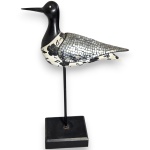 ESCULTURA EXECUTADA EM MADEIRA, REPRESENTANDO PÁSSARO, COM ACABAMENTO POLICROMADO E APLICAÇÕES EM PASTILHAS ESPELHADAS, APOIADA SOBRE HASTE METÁLICA E BASE QUADRANGULAR. MEDINDO 31 CM. APRESENTA MARCAS DO TEMPO, USO, PEQUENOS RISCOS, DESGASTES, PERDAS DE PASTILHAS E/OU IMPERFEIÇÕES COMPATÍVEIS COM SUA UTILIZAÇÃO E ESTADO DE CONSERVAÇÃO, CONFORME FOTOS EXTRAS.