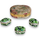 CONJUNTO DE PORTA-JOIAS EXECUTADOS EM MATERIAIS, TÉCNICAS, MARCAS, MODELOS, MEDIDAS, FORMATOS, TAMANHOS, UTILIDADES E PROCEDÊNCIAS DIVERSOS, COMPOSTO POR QUATRO PEÇAS, SENDO: UM REVESTIDO EM MATERIAL SINTÉTICO COM PADRONAGEM FLORAL, MEDINDO 4 X 12,5 X 9 CM; UM EM CERÂMICA COM DECORAÇÃO FLORAL POLICROMADA E MONTAGENS METÁLICAS, MEDINDO 2,5 X 6 X 5 CM; UM EM CERÂMICA COM DECORAÇÃO FLORAL POLICROMADA E MONTAGENS METÁLICAS, MEDINDO 3 X 5,5 X 5 CM E UM EM CERÂMICA COM DECORAÇÃO FLORAL POLICROMADA E MONTAGENS METÁLICAS, MEDINDO 2,5 X 5 X 4 CM. APRESENTAM MARCAS DO TEMPO, USO, PEQUENOS RISCOS, DESGASTES, OXIDAÇÕES E/OU IMPERFEIÇÕES COMPATÍVEIS COM SUA UTILIZAÇÃO E ESTADO DE CONSERVAÇÃO, CONFORME FOTOS EXTRAS.