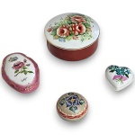 CONJUNTO DE PORTA-OBJETOS EXECUTADOS EM MATERIAIS, TÉCNICAS, MODELOS, FORMATOS E PROCEDÊNCIAS DIVERSOS, COMPOSTO POR QUATRO PEÇAS, SENDO: UM EM PORCELANA COM DECORAÇÃO FLORAL, MEDINDO 6 X 12,5 CM; UM EM PORCELANA COM DECORAÇÃO FLORAL E BORDAS ORNAMENTADAS, MEDINDO 3,5 X 11 X 6,5 CM; UM EM CERÂMICA, FORMATO CORAÇÃO, COM DECORAÇÃO FLORAL, MEDINDO 6 X 6 CM E UM EM PEDRA-SABÃO COM DECORAÇÃO FLORAL ESTILIZADA, MEDINDO 4 X 6 CM. APRESENTAM MARCAS DO TEMPO, USO, PEQUENOS RISCOS, DESGASTES, OXIDAÇÕES, PEQUENAS AVARIAS E/OU IMPERFEIÇÕES COMPATÍVEIS COM SUA UTILIZAÇÃO E ESTADO DE CONSERVAÇÃO, CONFORME FOTOS EXTRAS.