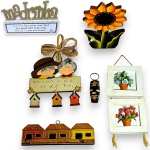 CONJUNTO DECORATIVO EXECUTADO EM MADEIRA, COMPOSTO POR SEIS PEÇAS, SENDO: BATEDOR DE PORTA EM FORMATO DE GIRASSOL, MEDINDO 20 CM; CLAVICULÁRIO, REPRESENTANDO CASARIOS, MEDINDO 7 X 20 CM; ESCULTURA DE PAREDE COMPOSTA POR DOIS QUADROS COM VASOS FLORAIS, MEDINDO 25,5 CM; CHAVEIRO SOUVENIR `ÁFRICA`, REPRESENTANDO MÁSCARA, MEDINDO 10 CM; ESCULTURA DE PAREDE, REPRESENTANDO CASAL DE IDOSOS, MEDINDO 25 CM E PLACA DECORATIVA DE MESA COM INSCRIÇÃO MADRINHA, MEDINDO 11 X 18 CM. APRESENTAM MARCAS DO TEMPO, USO, PEQUENOS RISCOS, DESGASTES, PEQUENAS AVARIAS, PERDAS E/OU IMPERFEIÇÕES COMPATÍVEIS COM SUA UTILIZAÇÃO E ESTADO DE CONSERVAÇÃO, CONFORME FOTOS EXTRAS.