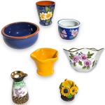 CONJUNTO DECORATIVO EXECUTADO EM MATERIAIS, TÉCNICAS, MODELOS, FORMATOS, TAMANHOS E PROCEDÊNCIAS DIVERSOS, PINTADOS À MÃO, COMPOSTO POR SETE PEÇAS, SENDO: BOWL EM BARRO COZIDO ESMALTADO E VITRIFICADO, MEDINDO 5,5 X 12,5 CM; VASO EM BARRO COZIDO ESMALTADO E VITRIFICADO ORNADO COM DECORAÇÃO FLORAL, MEDINDO 9,5 X 8 CM; VASO, ESTILO AQUÁRIO, EM PORCELANA COM DECORAÇÃO FLORAL, MEDINDO 5,5 X 7,5 CM; VASO EM CERÂMICA ESMALTADA E VITRIFICADA, MEDINDO 7 X 9,5 CM; CASTIÇAL EM RESINA, REPRESENTANDO GIRASSÓIS, MEDINDO 5,5 CM; PORTA-SAQUÊ EM PORCELANA COM DECORAÇÃO ORIENTAL, MARCA WAKAMIZU, MEDINDO 9 CM E CACHEPOT EM PORCELANA ESMALTADA E VITRIFICADA COM DECORAÇÃO FLORAL, MEDINDO 6 X 10,5 CM. APRESENTAM MARCAS DO TEMPO, USO, PEQUENOS RISCOS, DESGASTES, PEQUENAS AVARIAS E/OU IMPERFEIÇÕES COMPATÍVEIS COM SUA UTILIZAÇÃO E ESTADO DE CONSERVAÇÃO, CONFORME FOTOS EXTRAS.