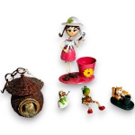 CONJUNTO DECORATIVO EXECUTADO EM MATERIAIS, TÉCNICAS, MODELOS, FORMATOS, TAMANHOS E PROCEDÊNCIAS DIVERSOS, COMPOSTO POR CINCO PEÇAS, SENDO: ESCULTURA DE PAREDE EM VIME TRANÇADO, MEDINDO 26 X 12 CM; ESCULTURA EXECUTADA EM CONCHAS, REPRESENTANDO SAPO, MEDINDO 5,5 CM; ESCULTURA EM RESINA, REPRESENTANDO SAPO, MEDINDO 6,5 X 8 CM; PORTA-CANETAS EM MATERIAL PLÁSTICO ORNADO COM CASAL DE ESQUILOS, MEDINDO 6 X 8 X 5 CM E PORTA-CANETAS EM METAL, ORNADO COM BONECA DE MOLAS, MEDINDO 24,5 X 16 X 10,5 CM. APRESENTAM MARCAS DO TEMPO, USO, PEQUENOS RISCOS, DESGASTES, PEQUENAS AVARIAS, PERDAS E/OU IMPERFEIÇÕES COMPATÍVEIS COM SUA UTILIZAÇÃO E ESTADO DE CONSERVAÇÃO, CONFORME FOTOS EXTRAS.