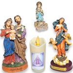 ARTE SACRA - CONJUNTO RELIGIOSO EXECUTADO EM MATERIAIS, TÉCNICAS, MODELOS, FORMATOS, TAMANHOS E PROCEDÊNCIAS DIVERSOS, COMPOSTO POR QUATRO PEÇAS, SENDO: VELA DECORATIVA EM MATERIAL PLÁSTICO, MEDINDO 11 X 5 CM; GRUPO ESCULTÓRIO EM RESINA POLICROMADA, REPRESENTANDO A SAGRADA FAMÍLIA, MEDINDO 14 CM; IMAGINÁRIA EM RESINA POLICROMADA, MARCA DIANGELO, INTITULADA NOSSA SENHORA DESATADORA DOS NÓS, MEDINDO 14 CM E IMAGINÁRIA EM RESINA POLICROMADA, INTITULADA NOSSA SENHORA DAS GRAÇAS, MEDINDO 10 CM. APRESENTAM MARCAS DO TEMPO, USO, PEQUENOS RISCOS, DESGASTES, PERDAS NA POLICROMIA, PEQUENAS AVARIAS E/OU IMPERFEIÇÕES COMPATÍVEIS COM SUA UTILIZAÇÃO E ESTADO DE CONSERVAÇÃO, CONFORME FOTOS EXTRAS.