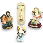 ARTE SACRA - CONJUNTO RELIGIOSO EXECUTADO EM MATERIAIS, TÉCNICAS, MODELOS, FORMATOS, TAMANHOS E PROCEDÊNCIAS DIVERSOS, COMPOSTO POR QUATRO PEÇAS, SENDO: VELA EM PARAFINA ORNADA COM IMAGINÁRIA EM RESINA, INTITULADA NOSSA SENHORA DE FÁTIMA, MEDINDO 14 CM; ESCULTURA EM RESINA POLICROMADA, MARCA TERESA, REPRESENTANDO ANJO MUSICISTA, MEDINDO 8,5 CM; ESCULTURA EM RESINA POLICROMADA APOIADA SOBRE BASE EM MADEIRA, MARCA SANTINI, REPRESENTANDO ANJO, MEDINDO 12 CM E GRUPO ESCULTÓRIO EM RESINA POLICROMADA, MARCA TERESA, REPRESENTANDO A SAGRADA FAMÍLIA, APOIADA SOBRE BASE EM MADEIRA, MEDINDO 9 X 7,5 X 6 CM. APRESENTAM MARCAS DO TEMPO, USO, PEQUENOS RISCOS, DESGASTES, PERDAS NA POLICROMIA, PEQUENAS AVARIAS E/OU IMPERFEIÇÕES COMPATÍVEIS COM SUA UTILIZAÇÃO E ESTADO DE CONSERVAÇÃO, CONFORME FOTOS EXTRAS.