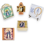 ARTE SACRA - CONJUNTO DECORATIVO EXECUTADO EM MATERIAIS, TÉCNICAS, MODELOS, FORMATOS, TAMANHOS E PROCEDÊNCIAS DIVERSOS, COMPOSTO POR CINCO PEÇAS, SENDO: ORATÓRIO DE MESA EXECUTADO EM FOLHA DE MADEIRA, COM IMAGINÁRIA DO DIVINO ESPÍRITO SANTO EM RESERVA CENTRAL, MARCA ATELIER D’ANUNCIAÇÃO, MEDINDO 15,5 X 10 X 4,5 CM; PORTA-OBJETOS EM MADEIRA ORNADO COM IMAGEM SACRA, MEDINDO 6,5 X 9,5 X 9 CM; PORTA-OBJETOS EM MADEIRA ORNADO COM IMAGEM SACRA, MEDINDO 4,5 X 11 X 11 CM; ESCULTURA DE PAREDE EM MADEIRA COM IMAGEM RELIGIOSA, MEDINDO 2 X 17,5 X 13,5 CM E PLACA EM AZULEJO, REPRESENTANDO NOSSA SENHORA APARECIDA, MEDINDO 15 X 15 CM, ACOMPANHADA DE SUPORTE EM MATERIAL PLÁSTICO. APRESENTAM MARCAS DO TEMPO, USO, PEQUENOS RISCOS, DESGASTES, PEQUENAS AVARIAS, PERDAS E/OU IMPERFEIÇÕES COMPATÍVEIS COM SUA UTILIZAÇÃO E ESTADO DE CONSERVAÇÃO, CONFORME FOTOS EXTRAS.