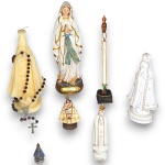 ARTE SACRA - CONJUNTO RELIGIOSO EXECUTADO EM MATERIAIS, TÉCNICAS, MODELOS, FORMATOS, TAMANHOS E PROCEDÊNCIAS DIVERSOS, COMPOSTO POR OITO PEÇAS, SENDO: TERÇO COM CONTAS EM MATERIAL SINTÉTICO, MEDINDO 44 CM; IMAGINÁRIA EM METAL, INTITULADA NOSSA SENHORA APARECIDA, MEDINDO 4 CM; VELA DECORATIVA, REPRESENTANDO IMAGINÁRIA DE NOSSA SENHORA APARECIDA, MEDINDO 18 CM; IMAGINÁRIA EM PORCELANA POLICROMADA, INTITULADA NOSSA SENHORA DE FÁTIMA, MADE IN PORTUGAL, MEDINDO 12 CM; IMAGINÁRIA EM GESSO POLICROMADO, INTITULADA NOSSA SENHORA APARECIDA, MEDINDO 15 CM; IMAGINÁRIA EM MADEIRA ENTALHADA E POLICROMADA, INTITULADA NOSSA SENHORA APARECIDA, MEDINDO 20 CM; IMAGINÁRIA EM METAL, INTITULADA NOSSA SENHORA APARECIDA, MEDINDO 4 CM E IMAGINÁRIA EM RESINA POLICROMADA, INTITULADA NOSSA SENHORA DE LOURDES, MARCA SANTINI, MEDINDO 22 CM. APRESENTAM MARCAS DO TEMPO, USO, PEQUENOS RISCOS, DESGASTES, PERDAS NA POLICROMIA, OXIDAÇÕES, PEQUENAS AVARIAS E/OU IMPERFEIÇÕES COMPATÍVEIS COM SUA UTILIZAÇÃO E ESTADO DE CONSERVAÇÃO, CONFORME FOTOS EXTRAS.