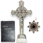 ARTE SACRA - CONJUNTO RELIGIOSO EXECUTADO EM MATERIAIS, TÉCNICAS, MODELOS, FORMATOS, TAMANHOS E PROCEDÊNCIAS DIVERSOS, COMPOSTO POR TRÊS PEÇAS, SENDO: ESCULTURA EM MATERIAL PLÁSTICO, REPRESENTANDO CRUCIFIXO, MEDINDO 33 CM; ESCULTURA DE PAREDE EXECUTADA EM MATERIAL PLÁSTICO COM DECORAÇÃO VAZADA, MEDINDO 12,5 X 12,5 CM E BÍBLIA SAGRADA, EDIÇÃO PROMESSAS, LETRA GIGANTE, COM CAPA EM MATERIAL SINTÉTICO. APRESENTAM MARCAS DO TEMPO, USO, PEQUENOS RISCOS, DESGASTES, OXIDAÇÕES, PEQUENAS AVARIAS E/OU IMPERFEIÇÕES COMPATÍVEIS COM SUA UTILIZAÇÃO E ESTADO DE CONSERVAÇÃO, CONFORME FOTOS EXTRAS.