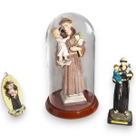 ARTE SACRA - CONJUNTO RELIGIOSO EXECUTADO EM MATERIAIS, TÉCNICAS, MODELOS, FORMATOS, TAMANHOS E PROCEDÊNCIAS DIVERSOS, COMPOSTO POR QUATRO PEÇAS, SENDO: ESCULTURA DE PAREDE PARA ÁGUA BENTA, ORNADA COM IMAGINÁRIA DE SANTO ANTÔNIO, MEDINDO 13 X 6,5 X 3 CM; IMAGINÁRIA EM PORCELANA POLICROMADA, INTITULADA SANTO ANTÔNIO, MEDINDO 28 CM; IMAGINÁRIA EM RESINA POLICROMADA, INTITULADA SANTO ANTÔNIO, MEDINDO 21 CM E REDOMA EM VIDRO COM BASE EM MADEIRA, MEDINDO 32 CM. APRESENTAM MARCAS DO TEMPO, USO, PEQUENOS RISCOS, DESGASTES, PERDAS NA POLICROMIA, PEQUENAS AVARIAS E/OU IMPERFEIÇÕES COMPATÍVEIS COM SUA UTILIZAÇÃO E ESTADO DE CONSERVAÇÃO, CONFORME FOTOS EXTRAS.