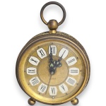 BLESSING - RELÓGIO DESPERTADOR, MADE IN GERMANY, EXECUTADO EM METAL COM ACABAMENTO DOURADO, ADORNADO POR FILIGRANAS, MOSTRADOR CIRCULAR COM NUMERAÇÃO ROMANA E DECORAÇÕES GRAVADAS, APOIADO SOBRE PÉS ESFEROIDES E ALÇA SUPERIOR PARA MANUSEIO OU SUSPENSÃO. MEDINDO 10 X 6 X 3 CM. NÃO TESTADO, SEM GARANTIAS FUTURAS DE FUNCIONAMENTO. APRESENTA MARCAS DO TEMPO, USO, PEQUENOS RISCOS, DESGASTES, OXIDAÇÕES E/OU IMPERFEIÇÕES COMPATÍVEIS COM SUA UTILIZAÇÃO E ESTADO DE CONSERVAÇÃO.