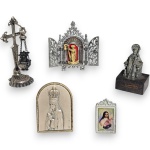 ARTE SACRA - CONJUNTO RELIGIOSO EXECUTADO EM MATERIAIS, TÉCNICAS, MODELOS, FORMATOS, TAMANHOS E PROCEDÊNCIAS DIVERSOS, COMPOSTO POR CINCO PEÇAS, SENDO: IMAGINÁRIA EM METAL APOIADA SOBRE BASE EM MADEIRA, REPRESENTANDO São Santiago de Compostela, MEDINDO 7,5 CM; PLACA DE MESA EM METAL, ORNADA COM IMAGEM RELIGIOSA, INTITULADA SANTA TERESINHA, MEDINDO 4 X 2,5 CM; PLACA DE MESA COM IMAGEM RELIGIOSA EM PRATA DE LEI 925, REPRESENTANDO NOSSA SENHORA DE FÁTIMA, MEDINDO 6 X 4,5 CM; ORATÓRIO DE MESA EM METAL COM IMAGINÁRIA, INTITULADA SÃO SANTIAGO DE COMPOSTELA, POSSUINDO PORTAS BASCULANTES, MEDINDO 9 X 9 CM E BOTAFUMEIRO EM METAL, MADE IN ESPANHA, MEDINDO 10 CM. APRESENTAM MARCAS DO TEMPO, USO, PEQUENOS RISCOS, DESGASTES, OXIDAÇÕES, PEQUENAS AVARIAS, PERDAS E/OU IMPERFEIÇÕES COMPATÍVEIS COM SUA UTILIZAÇÃO E ESTADO DE CONSERVAÇÃO, CONFORME FOTOS EXTRAS.