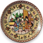 ARTE ORIENTAL - PRATO DECORATIVO EXECUTADO EM PORCELANA ESMALTADA E VITRIFICADA, RICAMENTE ORNADO COM CENA PALACIANA REPRESENTANDO FIGURAS FEMININAS EM AMBIENTE INTERNO, COM DECORAÇÃO POLICROMADA EM RESERVA CENTRAL, BORDAS FLORAIS E ELEMENTOS GEOMÉTRICOS, ASSINADO EM SELO VERMELHO, MEDINDO 21 CM. APRESENTA MARCAS DO TEMPO, USO, PEQUENOS RISCOS, CRAQUELÊS NO ESMALTE, DESGASTES E/OU IMPERFEIÇÕES COMPATÍVEIS COM SUA UTILIZAÇÃO E ESTADO DE CONSERVAÇÃO, CONFORME FOTOS EXTRAS.