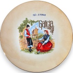PRATO DECORATIVO, DITO SOUVENIR, MADE IN ESPANHA, EXECUTADO EM PORCELANA ESMALTADA E VITRIFICADA, ORNADO COM CENA TÍPICA REGIONAL REPRESENTANDO PERSONAGENS EM TRAJES TRADICIONAIS, CONTENDO INSCRIÇÕES RDO. DE VIGO E GALICIA, COM FILETE DOURADO NAS BORDAS. MEDINDO 21 CM DE DIÂMETRO. APRESENTA MARCAS DO TEMPO, USO, PEQUENOS RISCOS, DESGASTES, PEQUENAS AVARIAS E/OU IMPERFEIÇÕES COMPATÍVEIS COM SUA UTILIZAÇÃO E ESTADO DE CONSERVAÇÃO, CONFORME FOTOS EXTRAS.