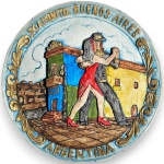 PRATO DECORATIVO SOUVENIR, MADE IN ARGENTINA, EXECUTADO EM CERÂMICA POLICROMADA, REPRESENTANDO CASAL DANÇANDO TANGO, COM INSCRIÇÕES CAMINITO - BUENOS AIRES/ARGENTINA, RICAMENTE ORNADO COM ELEMENTOS EM RELEVO E DECORAÇÕES DOURADAS, MEDINDO 15 CM. APRESENTA MARCAS DO TEMPO, USO, PEQUENOS RISCOS, DESGASTES NA POLICROMIA, PEQUENAS AVARIAS E/OU IMPERFEIÇÕES COMPATÍVEIS COM SUA UTILIZAÇÃO E ESTADO DE CONSERVAÇÃO, CONFORME FOTOS EXTRAS.