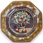 SCHMIDT – PRATO DECORATIVO EXECUTADO EM PORCELANA ESMALTADA E VITRIFICADA, EM FORMATO OCTOGONAL, ORNADO COM COMPOSIÇÃO CENTRAL REPRESENTANDO ARRANJO DE FRUTOS E FOLHAGENS EM VASO, CERCADO POR BORDAS RICAMENTE DECORADAS COM PADRONAGEM ORNAMENTAL EM RESERVAS FLORAIS, APRESENTANDO ACABAMENTO BRILHANTE E DECORAÇÃO POLICROMADA. MEDINDO 20 CM. APRESENTA MARCAS DO TEMPO, USO, PEQUENOS RISCOS, DESGASTES, CRAQUELÊS NO ESMALTE E/OU IMPERFEIÇÕES COMPATÍVEIS COM SUA UTILIZAÇÃO E ESTADO DE CONSERVAÇÃO, CONFORME FOTOS EXTRAS.