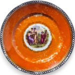 PRATO DECORATIVO EXECUTADO EM PORCELANA ESMALTADA E VITRIFICADA, ORNADO AO CENTRO COM CENA CLÁSSICA DE INSPIRAÇÃO GRECO-ROMANA REPRESENTANDO FIGURAS FEMININAS EM PAISAGEM CAMPESTRE, CERCADO POR RESERVAS E BORDAS RICAMENTE DECORADAS COM PADRONAGEM ORNAMENTAL E DETALHES DOURADOS, APRESENTANDO ACABAMENTO BRILHANTE E DECORAÇÃO POLICROMADA. MEDINDO 17,5 CM. APRESENTA MARCAS DO TEMPO, USO, CRAQUELÊS NO ESMALTE, PEQUENOS RISCOS, DESGASTES NA DOURAÇÃO E/OU IMPERFEIÇÕES COMPATÍVEIS COM SUA UTILIZAÇÃO E ESTADO DE CONSERVAÇÃO, CONFORME FOTOS EXTRAS.
