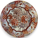 ARTE ORIENTAL - PRATO DECORATIVO EXECUTADO EM CERÂMICA ESMALTADA E VITRIFICADA, ORNADO COM RICA DECORAÇÃO FLORAL CENTRAL EM RESERVA RECORTADA, CERCADA POR ABA COM PADRONAGEM GEOMÉTRICA E ELEMENTOS ORNAMENTAIS DE INSPIRAÇÃO ORIENTAL, COM DETALHES DOURADOS E ACABAMENTO CRAQUELADO, COM DECORAÇÃO POLICROMADA E RICO TRABALHO DE ESMALTAÇÃO, ASSINADO EM SELO AZUL, MEDINDO 15 CM. APRESENTA MARCAS DO TEMPO, USO, CRAQUELÊS NO ESMALTE, PEQUENOS RISCOS, DESGASTES NA DOURAÇÃO E/OU IMPERFEIÇÕES COMPATÍVEIS COM SUA UTILIZAÇÃO E ESTADO DE CONSERVAÇÃO, CONFORME FOTOS EXTRAS.