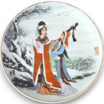 PRATO DECORATIVO, MADE IN CHINA, EXECUTADO EM CERÂMICA ESMALTADA E VITRIFICADA, ORNADO COM CENA DE INSPIRAÇÃO ORIENTAL REPRESENTANDO DUAS FIGURAS FEMININAS EM PAISAGEM NEVADA, SENDO UMA DELAS PORTANDO INSTRUMENTO MUSICAL, COM DECORAÇÃO POLICROMADA, FILETAGEM DOURADA NA BORDA, ACABAMENTO BRILHANTE, ASSINADO EM IDEOGRAMA, MEDINDO 15 CM. APRESENTA MARCAS DO TEMPO, USO, PEQUENOS RISCOS, DESGASTES NA DOURAÇÃO E/OU IMPERFEIÇÕES COMPATÍVEIS COM SUA UTILIZAÇÃO E ESTADO DE CONSERVAÇÃO, CONFORME FOTOS EXTRAS.