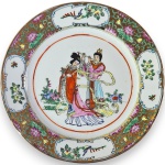 PRATO DECORATIVO, MADE IN CHINA, EXECUTADO EM CERÂMICA ESMALTADA E VITRIFICADA, ORNADO COM CENA DE INSPIRAÇÃO ORIENTAL REPRESENTANDO FIGURAS EM TRAJES TÍPICOS, COM DECORAÇÃO POLICROMADA, ABA RICAMENTE ORNADA COM MOTIVOS FLORAIS, AVES E ELEMENTOS ORNAMENTAIS EM DOURAÇÃO, PINTADO À MÃO, ACABAMENTO BRILHANTE, FILETAGEM DOURADA E ASSINADO EM SELO VERMELHO, MEDINDO 15,5 CM. APRESENTA MARCAS DO TEMPO, USO, PEQUENOS RISCOS, DESGASTES NA DOURAÇÃO E/OU IMPERFEIÇÕES COMPATÍVEIS COM SUA UTILIZAÇÃO E ESTADO DE CONSERVAÇÃO, CONFORME FOTOS EXTRAS.