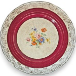 RIDGWAYS  PRATO DECORATIVO, MADE IN ENGLAND, EXECUTADO EM PORCELANA ESMALTADA E VITRIFICADA ORNADO COM RESERVA CENTRAL FLORAL EM DECORAÇÃO POLICROMADA, ABA COM FILETAGENS E PADRONAGEM ORNAMENTAL EM DOURAÇÃO, FORMATO RECORTADO, ACABAMENTO BRILHANTE E CRAQUELÊS NATURAIS NO ESMALTE, MEDINDO 28 CM. APRESENTA MARCAS DO TEMPO, USO, PEQUENOS RISCOS, DESGASTES NA DOURAÇÃO, CRAQUELÊS E/OU IMPERFEIÇÕES COMPATÍVEIS COM SUA UTILIZAÇÃO E ESTADO DE CONSERVAÇÃO, CONFORME FOTOS EXTRAS.