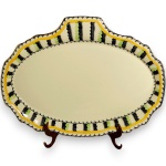 ALFRED MEAKIN - TRAVESSA, PARTE DE SERVIÇO DE JANTAR, ART DÉCO, MADE IN ENGLAND, EXECUTADO EM FINA FAIANÇA, LINHA MARIGOLD, FORMATO ASTORIA SHAPE, PADRÃO ARTÍSTICO ILAM, BORDA FACETADA E CANELADOS DECORATIVOS EM RELEVO, PERCEPTÍVEIS AO TOQUE, QUE EXIBE DELICADOS ARRANJOS FLORAIS SILVESTRES EM RICA POLICROMIA COMPOSTO POR TRAVESSA PARA TORRADAS, FRIOS, PÃES OU APERITIVOS PARA BRUNCH, MEDINDO 25,5 X 16 CM. 