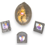 CONJUNTO DE PORTA-RETRATOS DE MESA EXECUTADOS EM METAL, MODELOS, FORMATOS E TAMANHOS DIVERSOS, COMPOSTO POR QUATRO PEÇAS, SENDO: PORTA-RETRATO EM FORMATO DE JANELA COM ABAS BASCULANTES, MEDINDO 7,5 X 5,5 CM; PORTA-RETRATO COM DECORAÇÃO DE FELINO À ESQUERDA, MEDINDO 7,5 X 6 CM; PORTA-RETRATO COM DECORAÇÃO DE FELINO À DIREITA, MEDINDO 7 X 6 CM E PORTA-RETRATO OVAL EM METAL, POSSIVELMENTE BRONZE, COM MOLDURA ORNADA EM RELEVO , MEDINDO 16,5 X 11 CM. APRESENTAM MARCAS DO TEMPO, USO, PEQUENOS RISCOS, DESGASTES, OXIDAÇÕES E/OU IMPERFEIÇÕES COMPATÍVEIS COM SUA UTILIZAÇÃO E ESTADO DE CONSERVAÇÃO, CONFORME FOTOS EXTRAS.