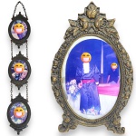 CONJUNTO DE PORTA-RETRATOS EXECUTADOS EM METAL, POSSIVELMENTE BRONZE, MODELOS, FORMATOS E TAMANHOS DIVERSOS, COMPOSTO POR DUAS PEÇAS, SENDO: PORTA-RETRATO DE MESA EM FORMATO OVAL COM MOLDURA RICAMENTE ORNADA EM RELEVO COM MOTIVOS FLORAIS E ELEMENTOS ORNAMENTAIS, APOIO POSTERIOR, MEDINDO APROXIMADAMENTE 24 X 15 CM E PORTA-RETRATO TRIPLO PARA PENDURAR, COM ESTRUTURA ARTICULADA POR CORRENTES, FORMADO POR TRÊS RESERVAS OVAIS COM MOLDURAS ORNADAS EM RELEVO, MEDINDO APROXIMADAMENTE 36 X 6,5 CM. APRESENTAM MARCAS DO TEMPO, USO, PEQUENOS RISCOS, DESGASTES, OXIDAÇÕES E/OU IMPERFEIÇÕES COMPATÍVEIS COM SUA UTILIZAÇÃO E ESTADO DE CONSERVAÇÃO, CONFORME FOTOS EXTRAS.