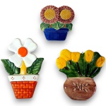CONJUNTO DE ESCULTURAS DE PAREDE EXECUTADAS EM CERÂMICA COM ACABAMENTO ESMALTADO E BRILHANTE, REPRESENTANDO FLORES EM RELEVO COM DELICADA DECORAÇÃO POLICROMADA, COMPOSTO POR TRÊS PEÇAS, SENDO: VASO COM ARRANJO DE TULIPAS AMARELAS E FOLHAGENS EM VASO MARROM COM ORNAMENTO FLORAL, MEDINDO 15 X 14 CM; VASO COM MARGARIDA BRANCA EM VASO COR DE TIJOLO COM PEQUENOS DETALHES EM PONTILHADO, MEDINDO 17 X 12 CM E VASO COM DOIS GIRASSÓIS E FOLHAS EM VASO AZUL, MEDINDO 10,5 X 10 CM. APRESENTA MARCAS DO TEMPO, USO, PEQUENOS RISCOS, DESGASTES, PEQUENAS OXIDAÇÕES E/OU IMPERFEIÇÕES COMPATÍVEIS COM SUA UTILIZAÇÃO E ESTADO DE CONSERVAÇÃO, CONFORME FOTOS EXTRAS.