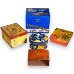 CONJUNTO DE CAIXAS DECORATIVAS EXECUTADAS EM MATERIAIS, TÉCNICAS, MARCAS, MODELOS, MEDIDAS, FORMATOS, TAMANHOS, UTILIDADES E PROCEDÊNCIAS DIVERSOS, COMPOSTO POR CINCO PEÇAS, SENDO: UMA EM PAPELÃO REVESTIDO M TECIDO COM ARREMATE DE LAÇO EM CETIM, TAMPA ENCIMADA COM PEGA EM FORMATO DE XÍCARA, MEDINDO 12 X 15 X 11 CM; UMA EM MDF COM TAMPA REVESTIDA POR PASTILHAS DE VIDRO COLORIDO, MEDINDO 5,5 X 16 X 15 CM; UMA EM MDF COM DECORAÇÃO EM DECOUPAGE RETRÔ COM A INSCRIÇÃO BELLE JARDINIÈRE, MEDINDO 10,5 X 18 X 15 CM; UMA EM MADEIRA COM DELICADA DECORAÇÃO FLORAL E TAMPA ARTICULADA COM FECHO EM METAL, MEDINDO 5,5 X 14,5 X 10,5 CM E UMA EM DECOUPAGE COM ILUSTRAÇÃO DE CARROS ANTIGOS, INSCRIÇÃO DOCUMENTOS EM RELEVO E BANDEJA INTERNA REMOVÍVEL, MEDINDO 17 X 22,5 X 18 CM. APRESENTA MARCAS DO TEMPO, USO, PEQUENOS RISCOS, DESGASTES, PEQUENAS OXIDAÇÕES E/OU IMPERFEIÇÕES COMPATÍVEIS COM SUA UTILIZAÇÃO E ESTADO DE CONSERVAÇÃO, CONFORME FOTOS EXTRAS. 