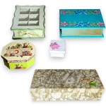 CONJUNTO DE CAIXAS DECORATIVAS EXECUTADAS EM MATERIAIS, TÉCNICAS, MARCAS, MODELOS, MEDIDAS, FORMATOS, TAMANHOS, UTILIDADES E PROCEDÊNCIAS DIVERSOS, COMPOSTO POR CINCO PEÇAS, SENDO: UMA EM MDF DECORADA COM TECIDO E APLIQUE EM FORAMTO DE FLOR NA TAMPA, MEDINDO 5,5 X 9 X 5 CM; UMA EM MDF COM DECORAÇÃO EM DECOUPAGE, REPRESENTANDO URSOS, MEDINDO 8,5 X 18,5 X 14 CM; UMA EM MDF PARA CHÁS COM TAMPA ARTICULADA COM VIDRO JATEADO DIVIDIDO EM SEIS COMPARTIMENTOS, MEDINDO 8 X 28,5 X 22 CM; UMA EM MDF COM PINTURA FLOREADA E TAMPA ARTICULADA, MEDINDO 8,5 X 29,5 X 21,5 CM; E UMA EM DECOUPAGE COM PADRÃO TEXTURIZADO MARMORIZADO, MEDINDO 9 X 37 X 20 CM. APRESENTA MARCAS DO TEMPO, USO, PEQUENOS RISCOS, DESGASTES, PEQUENAS OXIDAÇÕES E/OU IMPERFEIÇÕES COMPATÍVEIS COM SUA UTILIZAÇÃO E ESTADO DE CONSERVAÇÃO, CONFORME FOTOS EXTRAS.