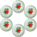 CONJUNTO, PARTE DE SERVIÇO DDE JANTAR, EXECUTADO EM PORCELANA ESMALTADA E VITRIFICADA, COM DECORAÇÃO FLOREADA POLICROMADA AO CENTRO REPRESENTANDO FLOR DE POINSETTIA (BICHO-DE-NATAL) E RAMALHETES, APRESENTANDO DETALHES DE GUIRLANDA GEOMÉTRICA EM RELEVO NAS BORDAS, COMPOSTO SEIS PRATOS DE SOBREMESA, MEDINDO 17 CM CADA. APRESENTAM MARCAS DO TEMPO, USO, CRAQUELÊS, PEQUENOS RISCOS, DESGASTES E/OU IMPERFEIÇÕES COMPATÍVEIS COM SUA UTILIZAÇÃO E ESTADO DE CONSERVAÇÃO, CONFORME FOTOS EXTRAS.