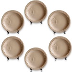 BOCH F.Y. LA LOUVIÈRE - CONJUNTO, PARTE DE SERVIÇO DE JANTAR, MADE IN BELGIUM, EXECUTADO EM FINA FAIANÇA ESMALTADA E VITRIFICADA, COM DECORAÇÃO EM RELEVO REPRESENTANDO SILHUETA DE PEIXE EM SUAS BORDAS, COMPOSTO POR SEIS PRATOS RASOS, MEDINDO 24 CM CADA. APRESENTAM MARCAS DO TEMPO, USO, CRAQUELÊS, PEQUENOS RISCOS, DESGASTES E/OU IMPERFEIÇÕES COMPATÍVEIS COM SUA UTILIZAÇÃO E ESTADO DE CONSERVAÇÃO, CONFORME FOTOS EXTRAS.