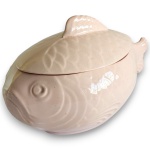 BOCH F.Y. LA LOUVIÈRE - SOPEIRA, PARTE DE SERVIÇO DE JANTAR, MADE IN BELGIUM, EXECUTADA EM FINA FAIANÇA ESMALTADA E VITRIFICADA, EM FORMATO ANATOMOMÓRFICO DE PEIXE COM EXUBERANTE DECORAÇÃO EM RELEVO REPRESENTANDO ESCAMAS E DETALHES ANATÔMICOS, APRESENTANDO CORPO COM TAMPA REMOVÍVEL NA PARTE SUPERIOR QUE EMULA A BARBATANA DORSAL, MEDINDO 17 X 29,5 X 16,5 CM. APRESENTAM MARCAS DO TEMPO, USO, CRAQUELÊS, PEQUENOS RISCOS, DESGASTES E/OU IMPERFEIÇÕES COMPATÍVEIS COM SUA UTILIZAÇÃO E ESTADO DE CONSERVAÇÃO, CONFORME FOTOS EXTRAS.