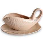 BOCH F.Y. LA LOUVIÈRE - MOLHEIRA COM PRESENTOIR, PARTE DE SERVIÇO DE JANTAR, MADE IN BELGIUM, EXECUTADA EM FINA FAIANÇA ESMALTADA E VITRIFICADA, EM FORMATO ANATOMOMÓRFICO DE PEIXE COM EXUBERANTE DECORAÇÃO EM RELEVO REPRESENTANDO ESCAMAS E DETALHES ANATÔMICOS, APRESENTANDO ALÇA ELEVADA INTEGRADA QUE EMULA A CAUDA DO ANIMAL, MEDINDO 12 X 23 X 7,5 CM. APRESENTAM MARCAS DO TEMPO, USO, CRAQUELÊS, PEQUENOS RISCOS, DESGASTES E/OU IMPERFEIÇÕES COMPATÍVEIS COM SUA UTILIZAÇÃO E ESTADO DE CONSERVAÇÃO, CONFORME FOTOS EXTRAS.