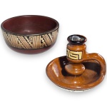CONJUNTO, PARTE DE SERVIÇO DE MESA, EXECUTADO EM BARRO COZIDO, AO GOSTO MARAJOARA, ACABAMENTO FOSCO, COM RELEVO E RICA DECORAÇÃO POLICROMADA COM GRAFISMOS TÍPICOS REGIONAIS, COMPOSTO POR DUAS PEÇAS, SENDO: BOWL DECORADO COM FAIXA EXTERNA EXIBINDO LABIRINTOS E GRAFISMOS TÍPICOS, MEDINDO 7 X 15 CM E CASTIÇAL PALMATÓRIA EM MODELO TRADICIONAL COM ARGOLA LATERAL PARA TRANSPORTE, FUSTE LISO E BOCAL ORNAMENTADO COM FRISO GEOMÉTRICO EM RELEVO, APRESENTANDO ACABAMENTO ESMALTADO VITRIFICADO DE ALTO BRILHO, MEDINDO 10 X 11 CM. APRESENTAM MARCAS DO TEMPO, USO, PEQUENOS RISCOS, DESGASTES E/OU IMPERFEIÇÕES COMPATÍVEIS COM SUA UTILIZAÇÃO E ESTADO DE CONSERVAÇÃO, CONFORME FOTOS EXTRAS.