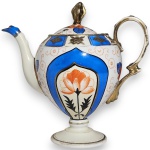 MEITO - BULE, MADE IN JAPAN, EXECUTADO EM FINA PORCELANA, CORPO BALAÚSTRE SUSTENTADO POR BASE PEDESTALADA CIRCULAR, ALÇA ORNAMENTADA COM VOLUTAS E RELEVOS, BICO ALONGADO, APRESENTA DECORAÇÃO INSPIRADA NO GOSTO ORIENTAL COM RESERVAS EXIBINDO GRANDES MOTIVOS FLORAIS, RAMAGENS ESTILIZADAS E DETALHES EM DOURADO NA BORDA, ALÇA E NO PEGADOR DA TAMPA, MEDINDO 17 X 16,5 X 9,5 CM. APRESENTA COLAGEM NA PEGA DA TAMPA, MARCAS DO TEMPO, USO, PEQUENOS RISCOS, DISCRETOS DESGASTES NO DOURADO PERIFÉRICO E/OU IMPERFEIÇÕES COMPATÍVEIS COM SUA UTILIZAÇÃO E ESTADO DE CONSERVAÇÃO, CONFORME FOTOS EXTRAS.