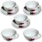 REAL - CONJUNTO PARA CHÁ EXECUTADO EM PORCELANA VITRIFICADA E ESMALTADA RICAMENTE ORNADA COM ROSAS E FOLHAGENS NA TÉCNICA DITA DECALQUE EM DELICADA POLICROMIA COMPOSTO POR OITO PEÇAS, SENDO: CINCO XÍCARAS, MEDINDO 5 X 11 X 9,5 CM CADA E TRÊS PIRES, MEDINDO 13,5 CM CADA. APRESENTAM MARCAS DO TEMPO, USO, PEQUENOS RISCOS, DISCRETOS DESGASTES NO DOURADO PERIFÉRICO E/OU IMPERFEIÇÕES COMPATÍVEIS COM SUA UTILIZAÇÃO E ESTADO DE CONSERVAÇÃO, CONFORME FOTOS EXTRAS.