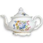 SCHMIDT - BULE PARA CHÁ, EXECUTADO EM PORCELANA ESMALTADA E VITRIFICADA, APRESENTANDO CORPO DE FORMATO BOJUDO DECORADO COM RAMOS E FLORES EM ARRANJO FLORAL NA TÉCNICA DITA DECALQUE, DOTADO DE ALÇA LATERAL E BICO SINUOSO ORNAMENTADOS COM VOLUTAS E RELEVOS, TAMPA REMOVÍVEL ENCIMADA COM PEGA CENTRALIZADA E BASE PEDESTALADA COM CINTURA E RECORTES RECOADOS ONDULADOS, APRESENTANDO FILETES EM DOURADO APLICADOS NAS BORDAS, NO BICO, NA ALÇA, NA PEGA E NA BASE, MEDINDO 15,5 X 22,5 X 11,5 CM APRESENTANDO MARCAS DO TEMPO, USO, PEQUENOS RISCOS, DISCRETOS DESGASTES NO DOURADO PERIFÉRICO E/OU IMPERFEIÇÕES COMPATÍVEIS COM SUA UTILIZAÇÃO E ESTADO DE CONSERVAÇÃO, CONFORME FOTOS EXTRAS.