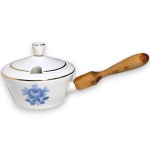 MOLHEIRA EXECUTADA EM PORCELANA ESMALTADA E VITRIFICADA, ORNADA COM DECORAÇÃO FLORAL NA TÉCNICA DITA DECALQUE, COM FILETAGEM DOURADA, ACOMPANHADA DE RESPECTIVA TAMPA COM PEQUENA ABERTURA LATERAL PARA ACOMODAR COLHER DE SERVIÇO, POSSUINDO CABO LATERAL EM MADEIRA TORNEADA, MEDINDO 8 X 18 X 9 CM. APRESENTA BICADOS, ALÉM DE MARCAS DO TEMPO, USO, PEQUENOS RISCOS, DESGASTES NA DOURAÇÃO, MANCHAS, PEQUENAS AVARIAS E/OU IMPERFEIÇÕES COMPATÍVEIS COM SUA UTILIZAÇÃO E ESTADO DE CONSERVAÇÃO, CONFORME FOTOS EXTRAS.