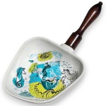 CATA-MIGALHAS E/OU PETISQUEIRA EXECUTADA EM PORCELANA ESMALTADA E VITRIFICADA, ORNADA COM DECORAÇÃO EM TEMÁTICA MARÍTIMA APRESENTANDO SEREIA, CAVALO-MARINHO, EMBARCAÇÃO E SOL, POSSUINDO CABO LATERAL EM MADEIRA TORNEADA ESCURA, MEDINDO 2,5 X 20,5 X 11 CM. APRESENTA MARCAS DO TEMPO, USO, PEQUENOS RISCOS, DESGASTES, MANCHAS, PEQUENAS AVARIAS E/OU IMPERFEIÇÕES COMPATÍVEIS COM SUA UTILIZAÇÃO E ESTADO DE CONSERVAÇÃO, CONFORME FOTOS EXTRAS.