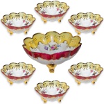 SANTANA - CONJUNTO PARA SALADAS E/OU SOBREMESAS EXECUTADO EM PORCELANA ESMALTADA E VITRIFICADA, MODELADO EM FORMATO DE CONCHA, ASSENTE SOBRE TRÊS PÉS CURVOS TERMINADOS EM VOLUTAS, RICAMENTE ORNADO COM DECORAÇÃO EM GUIRLANDA DE FLORES POLICROMADAS NA TÉCNICA DITA DECALQUE, GENEROSOS ARREMATES EM VIBRANTE DOURADO, FAIXAS, COMPOSTO POR SETE PEÇAS, SENDO: BOWL GRANDE, MEDINDO 10,5 X 21 CM E SEIS BOWLS, MEDINDO 5 X 10,5 CM CADA. APRESENTAM MARCAS DO TEMPO, USO, PEQUENOS RISCOS, DESGASTES NA DOURAÇÃO, MANCHAS, PEQUENAS AVARIAS E/OU IMPERFEIÇÕES COMPATÍVEIS COM SUA UTILIZAÇÃO E ESTADO DE CONSERVAÇÃO, CONFORME FOTOS EXTRAS.