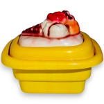 CORES & FORMAS - PORTA-POTES PARA SORVETES EXECUTADO EM POLIESTIRENO, COM ACABAMENTO BRILHANTE E DETALHAMENTO MINUCIOSO, IDEAL PARA ACONDICIONAR E SERVIR POTES DE SORVETE À MESA, ACOMPANHADO DE TAMPA ORNADA POR ESCULTURA REPRESENTANDO CASQUINHA DE SORVETE EM RELEVO, MEDINDO 20 X 24,5 X 16,5 CM. APRESENTA MARCAS DO TEMPO, USO, PEQUENOS RISCOS, DESGASTES, MANCHAS E/OU IMPERFEIÇÕES COMPATÍVEIS COM SUA UTILIZAÇÃO E ESTADO DE CONSERVAÇÃO, CONFORME FOTOS EXTRAS.