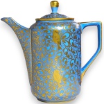 TK THUN - BULE, MADE IN CZECHOSLOVAKIA, EXECUTADO EM PORCELANA ESMALTADA E VITRIFICADA, CORPO CILÍNDRICO COM ALÇA ESTILIZADA DE LINHAS RETAS E BICO ALONGADO COM PONTA RETA, RICAMENTE ORNADO COM DENSA DECORAÇÃO APRESENTANDO ELEMENTOS FITOMÓRFICOS, VOLUTAS E PÁSSAROS EM INTENSO DOURADO, ACOMPANHADO DE RESPECTIVA TAMPA ENCIMADA COM PEGA, MEDINDO 16 X 16.5 X 8,5 CM. APRESENTA MARCAS DO TEMPO, USO, PEQUENOS RISCOS, DESGASTES NA DOURAÇÃO, MANCHAS, PEQUENAS AVARIAS E/OU IMPERFEIÇÕES COMPATÍVEIS COM SUA UTILIZAÇÃO E ESTADO DE CONSERVAÇÃO, CONFORME FOTOS EXTRAS.